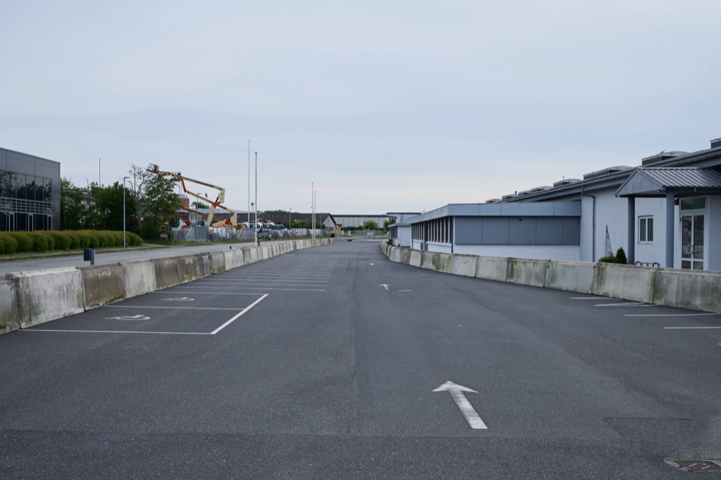 De første hundrede meter af flere kilometer betonværn er nu opstillet på Industrivej.
(Foto: Classic Race Viborg Medieteam)